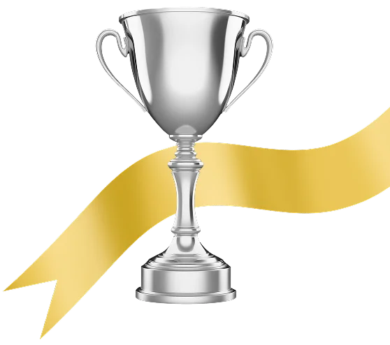 Troféu de campeonato prateado colocado sobre uma fita abstrata dourada em um fundo transparente